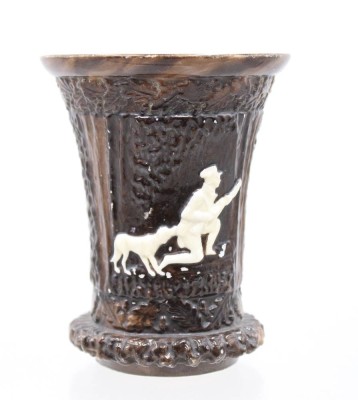 Auktion 375<br>antiken Becher mit einem Relief, im Stil von Stücken aus dem berühmten Krickerlservice der kaiserlichen Jagdhäuser, Boden mit Lithophanie, Altersspuren (Farbabplatzer), ca. H-11cm [1]
