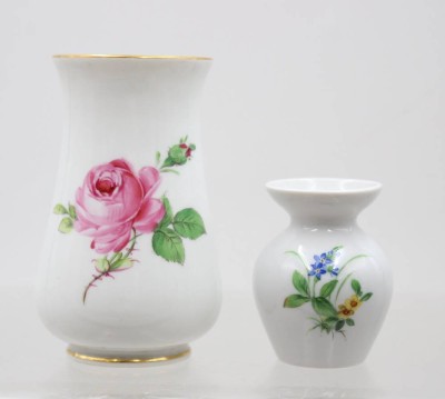 Auktion 375<br>2x kl. Vasen, Meissen, Schwertermarke, Blumenbemalungen, je 1. Wahl, ca. H-10 u. 6cm [1]