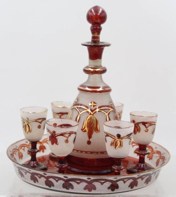 Auktion 375<br>Likörkaraffe  mit 6 Gläsern auf Tablett, 19. Jhd., ca. H-23cm Glas H-8cm Tablett D-22cm [1]