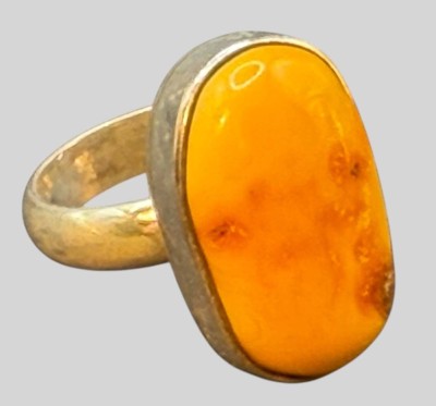 Auktion 375<br>massiver Silberring-925- mit gelben Bernstein-Cabouchon, RG 61, 12,95 gr [1]