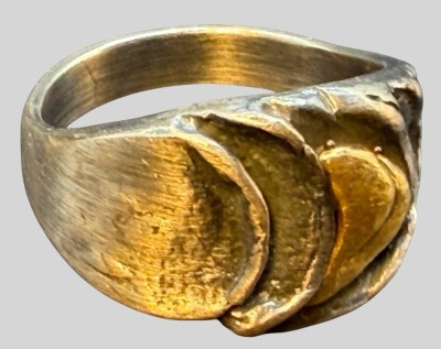 Auktion 375<br>Designer-Silberring-835-, mittig wohl Gold? -1000- gestempelt und undeutl. Punze  