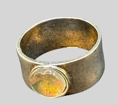 Auktion 375<br>breiter Silberring mit irisierenden Stein, RG 58, 5,05 gr. [1]