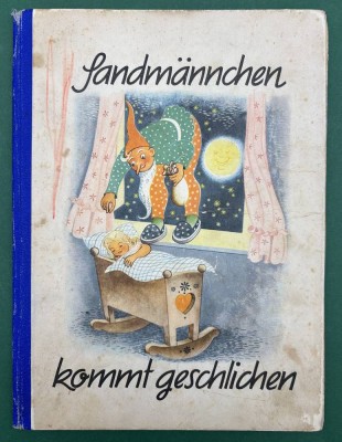 Auktion 375<br>„Sandmännchen kommt geschlichen“ Bilderbuch um 1940, Titelseite fehlt und Bindung lose, Rückseite mit Bleistift bekrittelt,  24,5x18 cm [1]