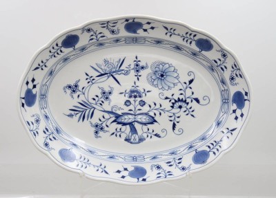 Auktion 375<br>ovale Platte, Meissen, Schwertermarke, Zwiebelmuster, 4 Schleifstriche, ca. 37 x 27cm [1]