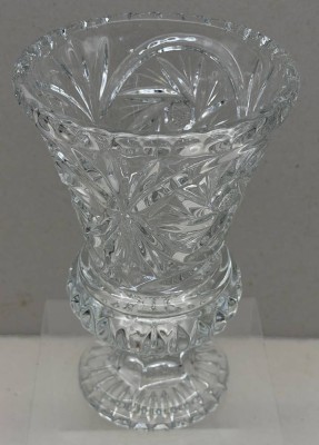 Auktion 375<br>Kristallvase mit Schleuderstern auf Stand, H-22 cm, D-13,5 cm [1]