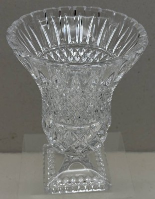 Auktion 375<br>Kristallvase mit geometr. Dekor, auf Stand, H-22 cm, D-13,5 cm [1]
