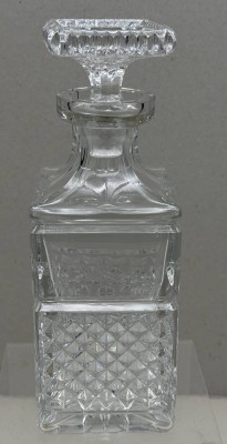 Auktion 375<br>eckige Whisky-Karaffe, H-25 cm [1]