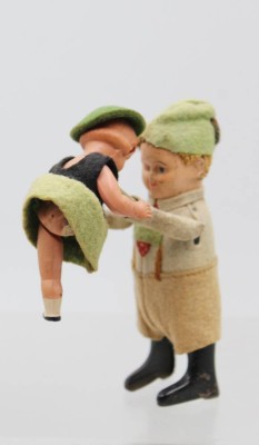 Auktion 375<br>Tiroler Tanzpaar, Schuco, Modell Nr. 973, Schlüsselwerk läuft, leider in bespielter Erhaltung, Püppchen beschädigt, ca. H-13cm [1]