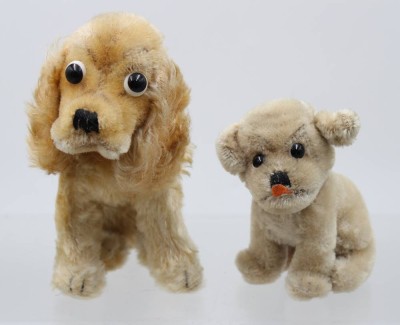 Auktion 375<br>2x Hundefiguren, wohl Steiff, ohne Ident., ca. H-19cm u. 13cm [1]