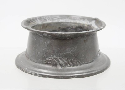 Auktion 375<br>wohl Flaschenhalter, Kayser-Zinn, Nr. 4704, Altersspuren, Boden mit Monogramm, ca. H-6,2cm D-10 (15)cm [1]