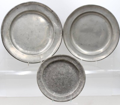 Auktion 375<br>3x div. Zinn-Teller, 1x datiert 1836 und Namensgravur, ca. D-21 bis 30,5cm [1]