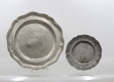 Auktion 375<br>2x Zinnteller, 1x monogrammiert und datiert 