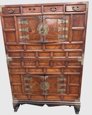 Auktion 375<br>19.Jahrhundert koreanische dreieiteilige Ulmenkiste, jeweils mit Messingverzierungen, H-117 cm, 77x35 cm [1]