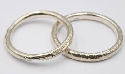 Auktion 375<br>Paar Armreife, Sterling, Mexiko, hohl, zus, 62,5gr., Druckstellen, ca. D-6,5cm [1]
