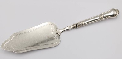 Auktion 375<br>gr. Tortenheber, 13lötiges Silber, um 1900, ca. 90gr., L-26,5cm [1]