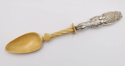 Auktion 375<br>Vorlegelöffel, 19. Jhd., Silbergriff, Beinlaffe, ca. L-26,5cm [1]