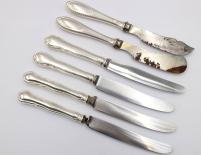 Auktion 375<br>Konvolut Messer. Silbergriffe, Alters-u. Gebrauchsspuren, ca. L-22cm [1]