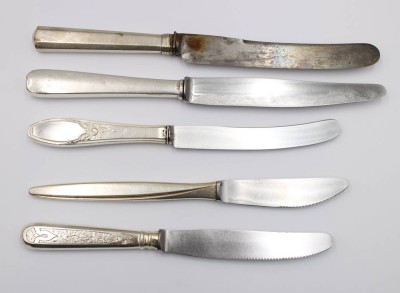 Auktion 375<br>5x  div. Messer mit Silbergriffen, älter, ca. L-25cm [1]