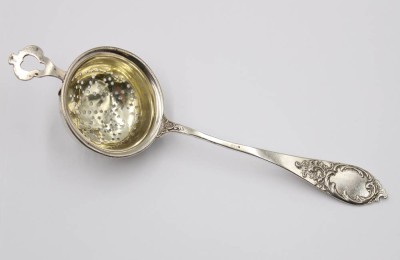 Auktion 375<br>Teesieblöffel, Silber gepr., 19. Jhd., Druckstellen, 30,6gr., L-16cm [1]