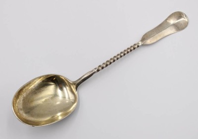Auktion 375<br>gr. Gemüselöffel, Silber gepr., Stiel spiralförmig gedreht, gemarkt 