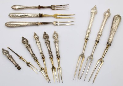 Auktion 375<br>Konvolut antiker Vorlegegabeln, Silbergriffe, teilweise Alters-u. Gebrauchsspuren, ca. L-21cm [1]
