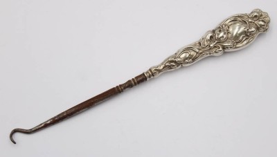 Auktion 375<br>antiken Knopfhaken, Silbergriff, wohl um 1910, Altersspuren, ca. L-20cm [1]