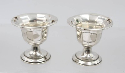 Auktion 375<br>Paar kl. Fussschalen. Silber gepr., gefüllt, zus. ca. 115,4gr., Gebrauchsspuren [1]
