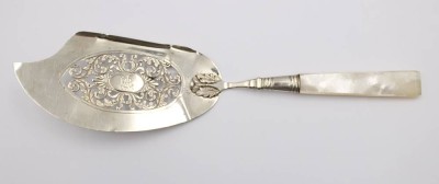 Auktion 375<br>antiker, reich verzierten Kuchenheber, Silber gepr., Perlmutt-Stiel, Ziermonogramm, Altersspuren (Knickstelle), ca. L-30cm [1]