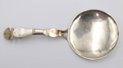 Auktion 375<br>Pastetenlöffel, Silber gepr., Perlmuttgriff, Alters-u. Gebrauchsspurenca. L-21,5cm , Griff wackelig [1]