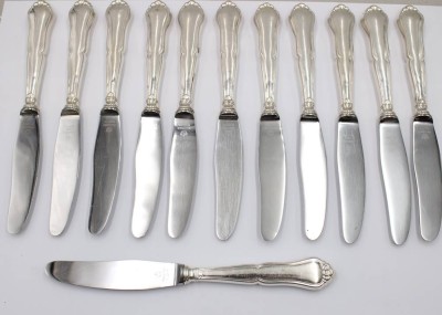 Auktion 375<br>12x Speise-Messer, Christian F. Heise, Dänemark 1959, Silbergriffe, 3x Ziermonogramm, L-21,5cm [1]