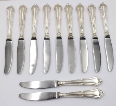 Auktion 375<br>11x Speisemesser, Dänemark, Silbergriffe, 2x mit Gravur, ca. L-19cm [1]