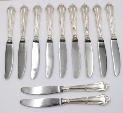 Auktion 375<br>12x Speisemesser, Dänemark, Silbergriffe, 2x mit Gravur, ca. L-19cm [1]