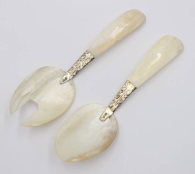 Auktion 375<br>Perlmutt-Salatbesteck, wohl asiatisch, Gabel etwas beschädigt, ca. L-16,5cm [1]