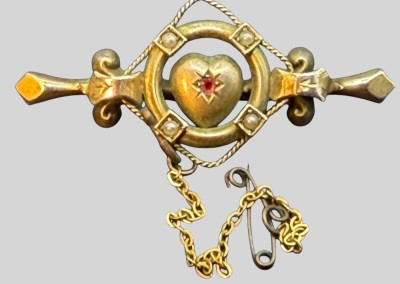Auktion 375<br>Biedermeier Goldbrosche  9 CT (-375-) mir Rubin, 4 Saatperlchen, lange Sicherheitskette, 3,23 gr. [1]