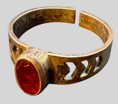 Auktion 375<br>alter Mädchenring, S-800- mit roten Stein, offene Ringschiene [1]