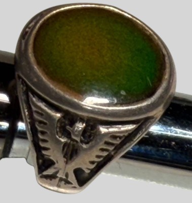 Auktion 375<br>Silberring mit grün/braunen Stein, seitl. stilis. Adler, RG 52, 7 gr, undeutl. gepunzt [1]