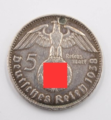 Auktion 375<br>5-Reichsmark-Silbermünze , Hindenburg, gelocht, D-2,8cm [1]