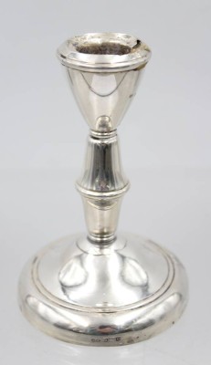 Auktion 375<br>Leuchter, Sterling-Silber, älter, gefüllter Stand, an Tülle beschädigt, ca. H-11,5cm, 170gr. [1]