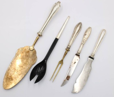 Auktion 375<br>5x div. Vorlegeteile, Silbergriffe, Heber L-25,5cm [1]
