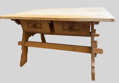 Auktion 375<br>Eiche Barocktisch um 1770, massiv Eiche, nur Steckverbindungen, 2 Schubladen, Platte mit Windrosen in allen Ecken [1]