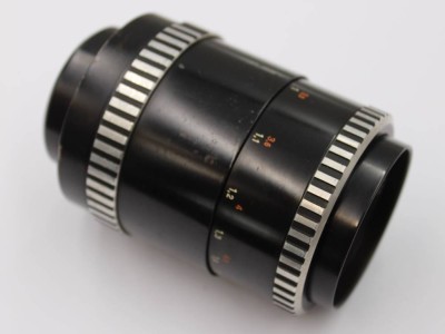 Auktion 375<br>Vintage-Teleobjektiv vom Typ Carl Zeiss Jena Sonnar 135mm f/3.5 im sogenannten „Zebra“-Design [1]