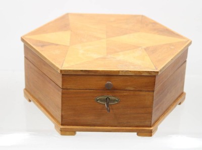 Auktion 375<br>sechseckige Holzschatulle, integrierter Spiegel im Deckel und einer praktischen Facheinteilung, ca. H-10cm D-24cm [1]