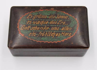Auktion 375<br>kl. Holzkasten, 20/30er Jahre, Deckel mit Spruch, ca. 5 x 12 x 7cm [1]