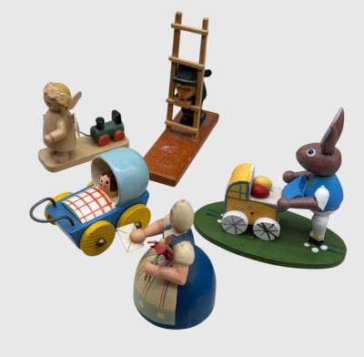 Auktion 375<br>7x div. vintage Erzgebirge Figuren, Kinderwagen, 2x Hähne, 1x von 1938, 1x von 1983, Schornsteinfeger etc. H-max. 6,5 cm [1]