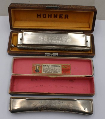 Auktion 375<br>2x div. Hohner-Munharmonikas, älter, je in Schachtel, Gebrauchsspuren, ca. L-18cm [1]