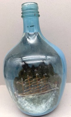 Auktion 375<br>gr. aufrecht stehendes Flaschenschiff vor Diorama, 3 Liter Flasche, H-33 cm [1]