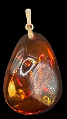 Auktion 375<br>gr. Bernstein-Anhänger mit Einschlüssen, Goldmontur-583-, H- zus. 5,5 cm, 8 gr. [1]