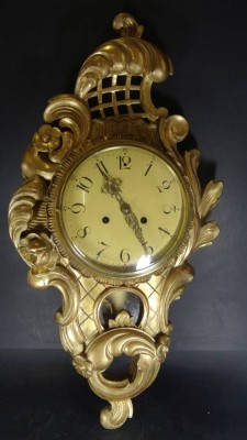 Auktion 375<br>Original handgeschnitzte vergoldete schwedische Kartell-Wanduhr -  Holz, Vergoldet - Erste Hälfte des 20. Jahrhunderts, Werk läuft, H-65 cm, -35 cm, [1]