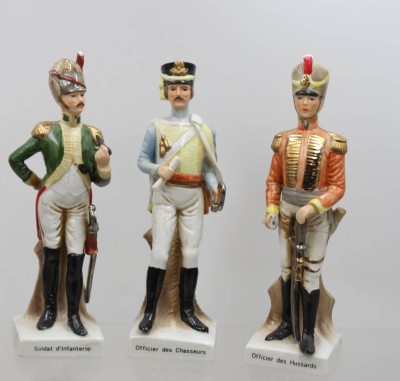 Auktion 375<br>Porzellanfiguren, französische Soldaten, KOWA, 2 Figuren bestossen, ca. H-22,5cm [1]