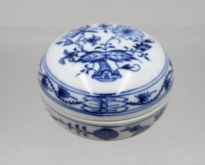 Auktion 375<br>runde Deckeldose, Meissen, Schwertermarke, Zwiebelmuster, 1. Wahl, H-5cm D-7,5cm [1]